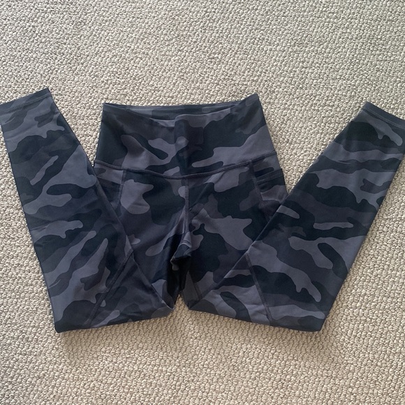 Old Navy High-Rise Camo Go-Dry Leggings - Picture 4 of 6